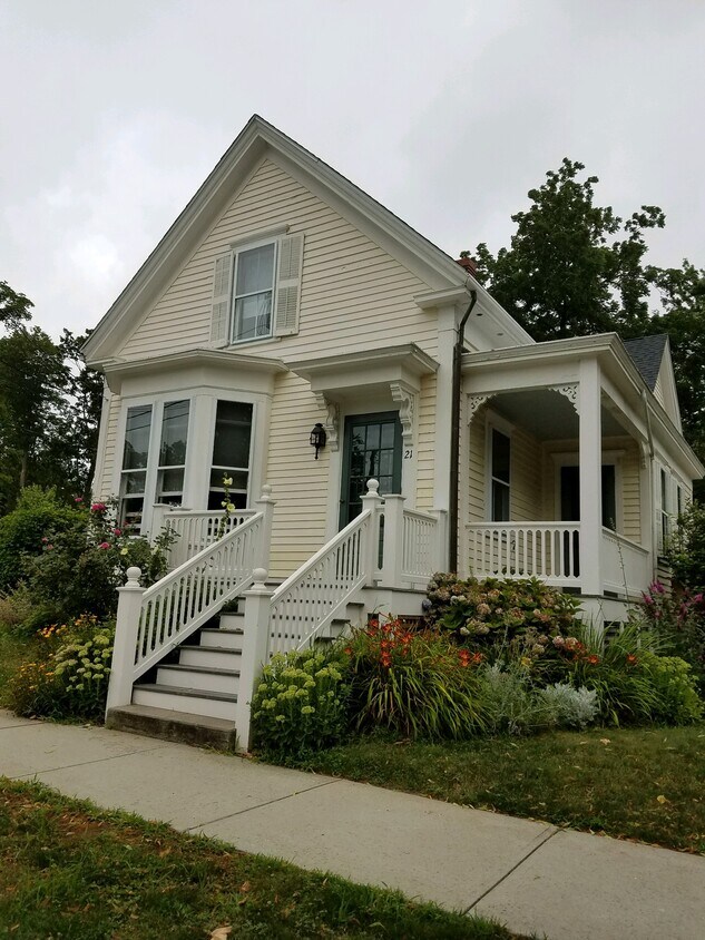 21 Usher Ter, Bristol, RI 02809 Townhome Rentals in Bristol RI