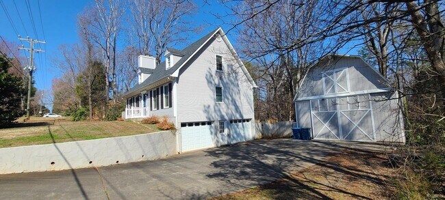 Building Photo - 709 NC-801