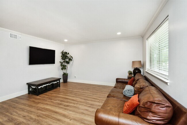 Foto del edificio - 6426 Kentwick Dr