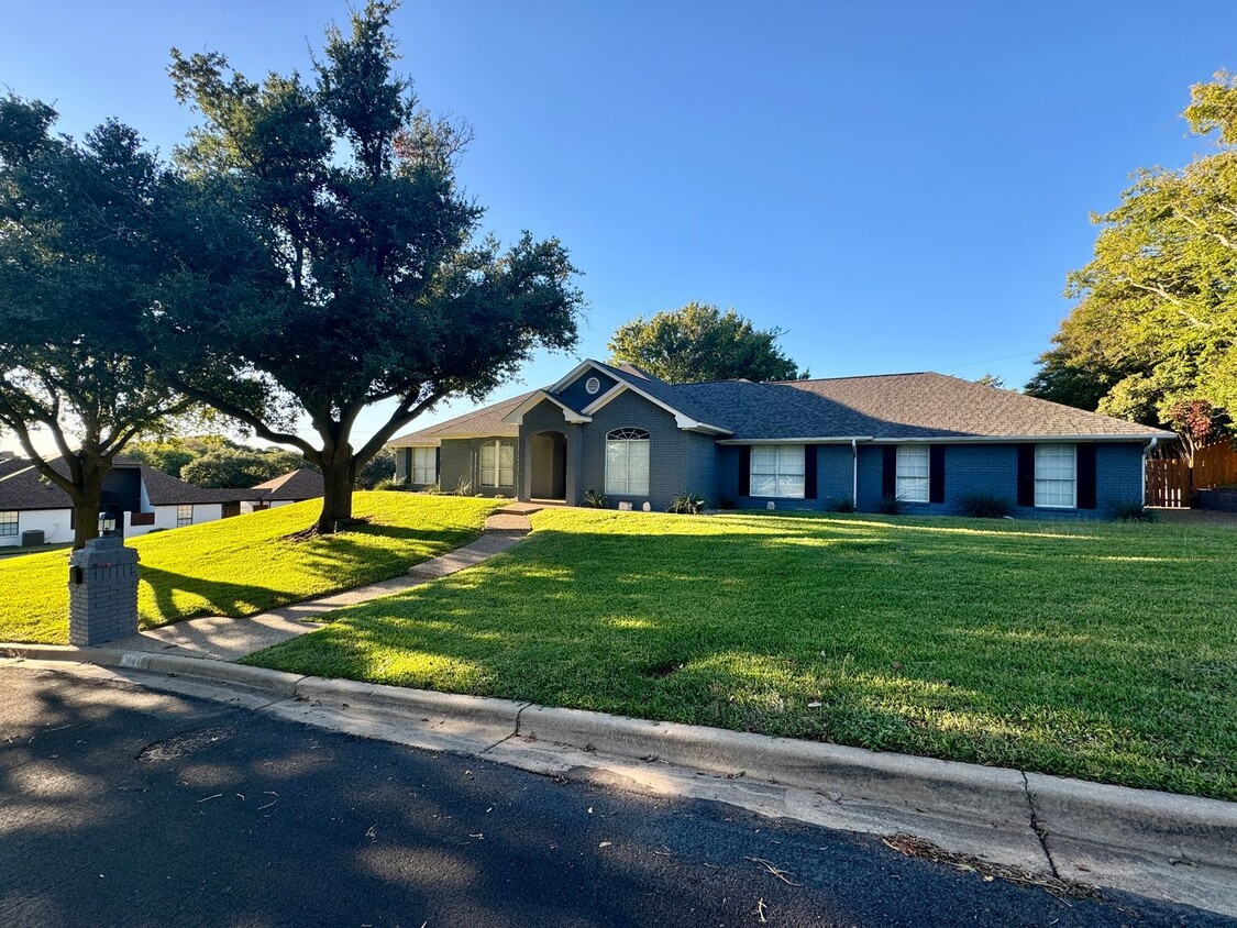 Primary Photo - Beautiful 4BR / 3BA Home In Woodway