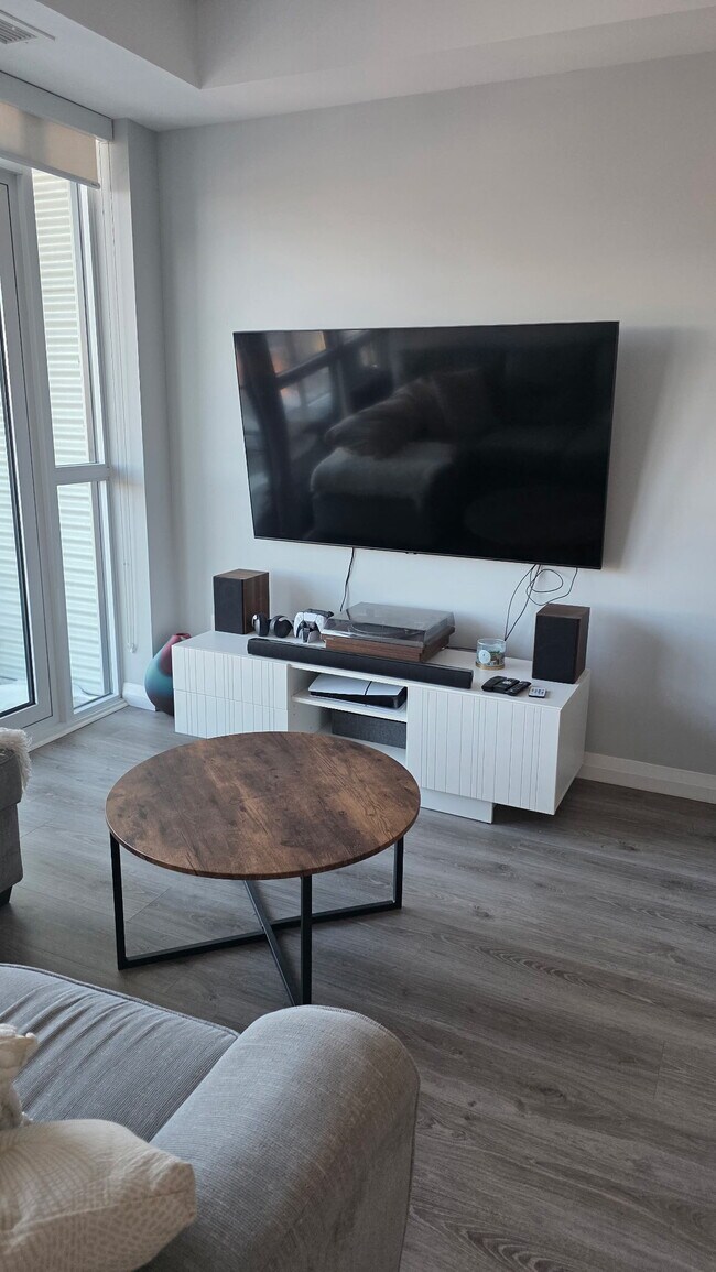 Photo du bâtiment - 60 Charles St W