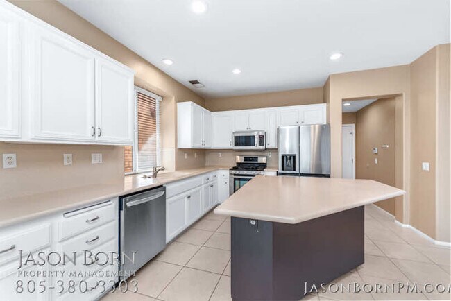 Foto del edificio - 490 Fallbrook Ave