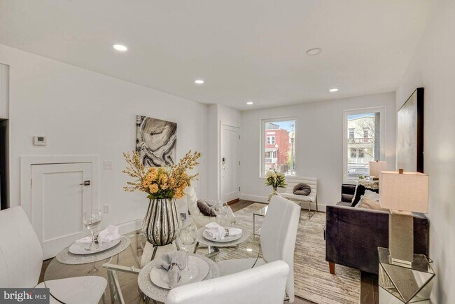 Foto del edificio - Columbia Heights 2BR 2BA w/Parking & Private Patio Garden