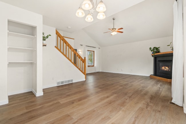 Building Photo - 290 E 40th St