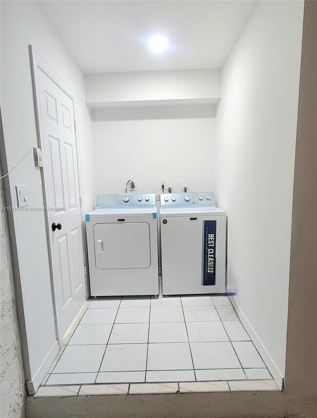 Foto del edificio - 8576 SW 210th Terrace