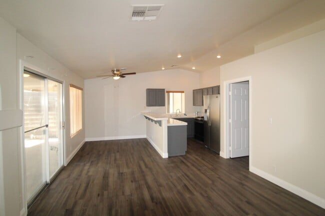 Building Photo - Showings Available NOW