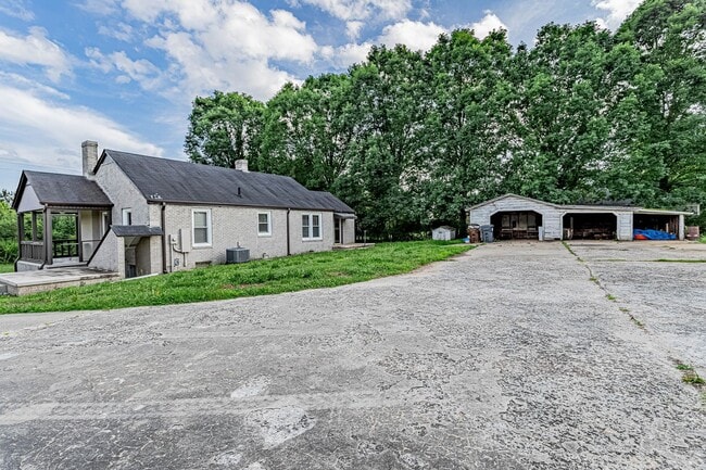 Building Photo - Country Living in Easley