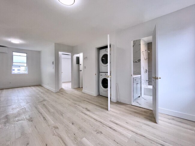 Building Photo - 379 Monmouth St