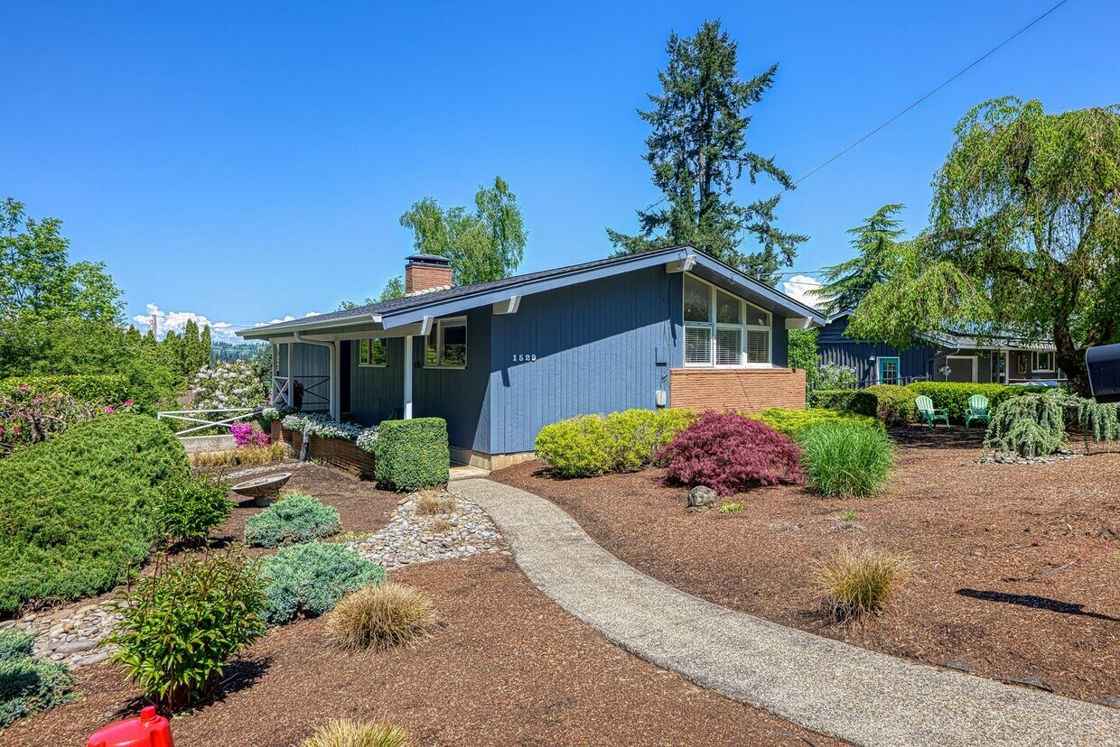 Foto principal - 4 Bed / 3 Bath in the Hallinan Neighborhood