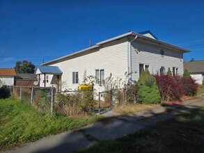 Building Photo - 5111 N Stone St