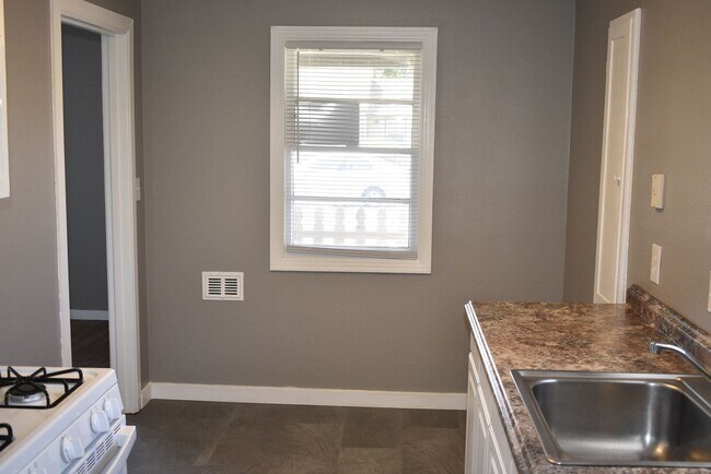 Foto del edificio - 5207 Gordon Dr