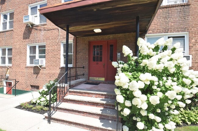Foto del edificio - 275 Maple Ave