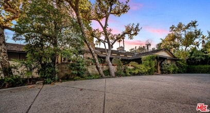 Building Photo - 829 Whittier Dr