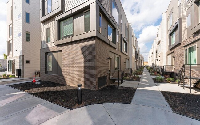 Foto del edificio - Luxurious 3-Bedroom Townhouse with Roofdeck and Parking in Fishtown! Available NOW!