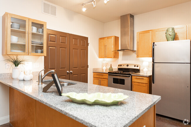 2BR, 2BA - 1080SF - The Gardens at Anthony House