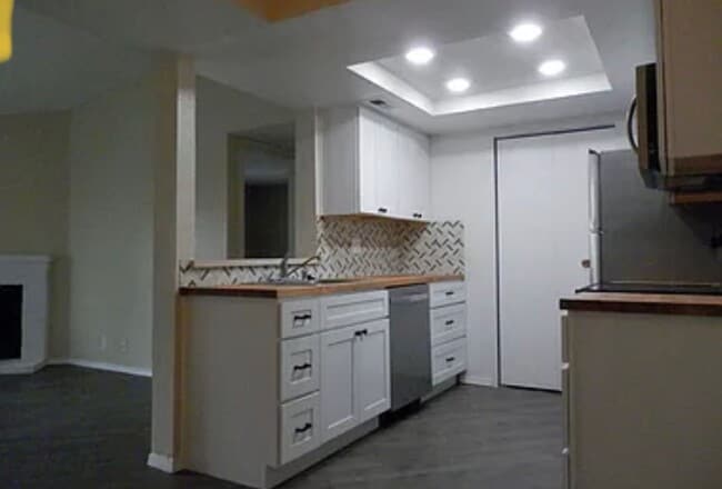 Building Photo - AVAILABLE 8/11 -  2 bed / 2 bath rennovate...