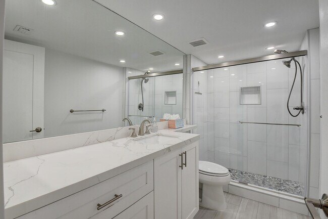Foto del edificio - 7738 Lakeside Blvd