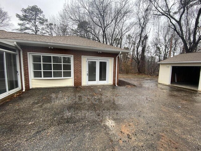 Foto del edificio - 265 Butler Rd