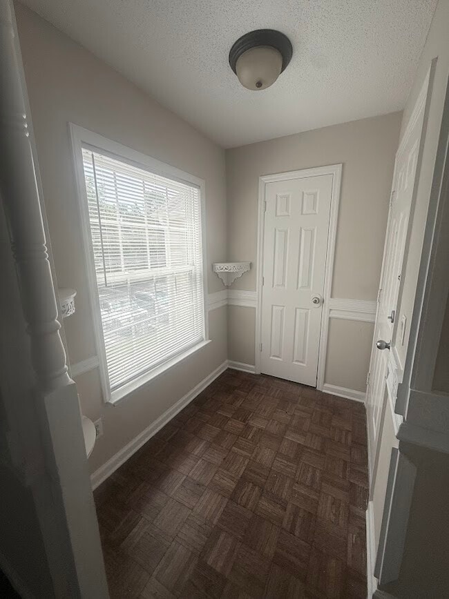 Foto del edificio - 8558 Hopkins Cir