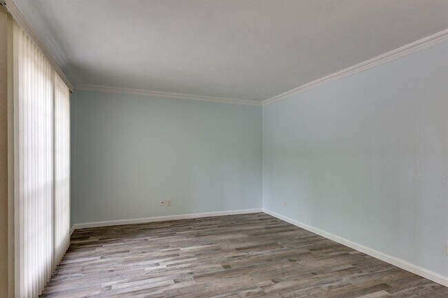 Building Photo - 411 S Dooley St
