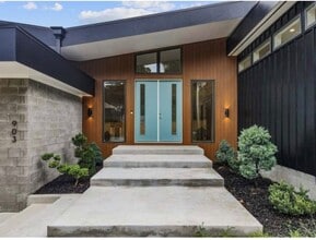 Building Photo - 903 Oak St