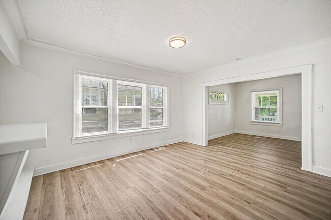 Foto del edificio - 6431 S Benton Ave