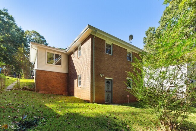 Foto del edificio - 1701 Alvarado Terrace SW