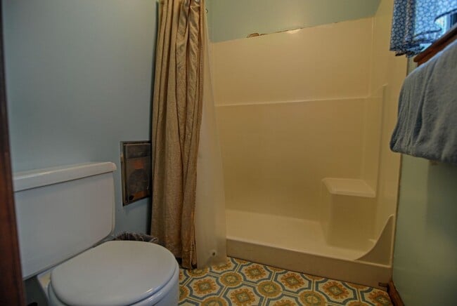 Building Photo - SKI LEASE:  Economical 3-Bedroom Home, On Bus line, Wood Burning Fireplace, Garage