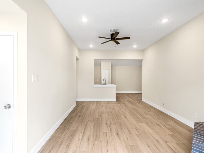 Building Photo - 9254 Autumnsong Dr