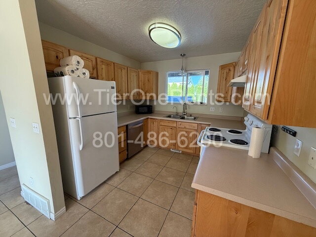 Building Photo - NO DEPOSIT option available for qualified ...