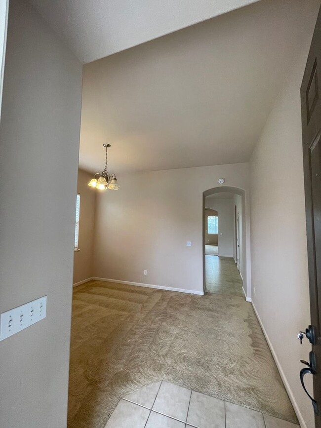 Building Photo - This charming 3/bed 2/bath welcomes you home.