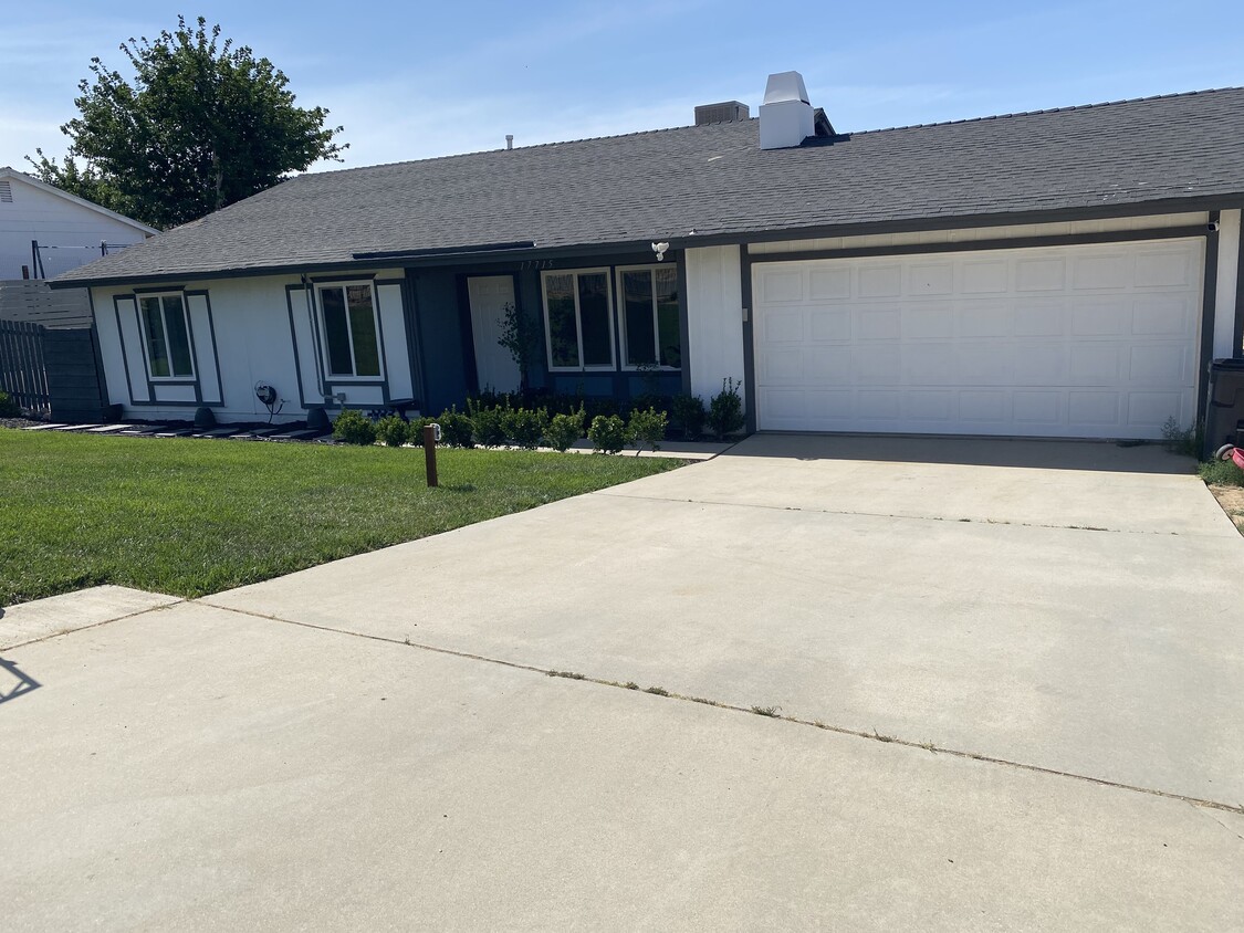 Front - 17715 Lakespring Ave
