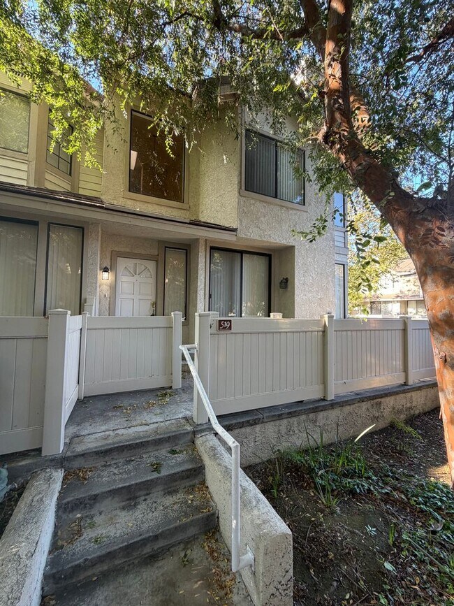 Building Photo - 2621 Plaza del Amo
