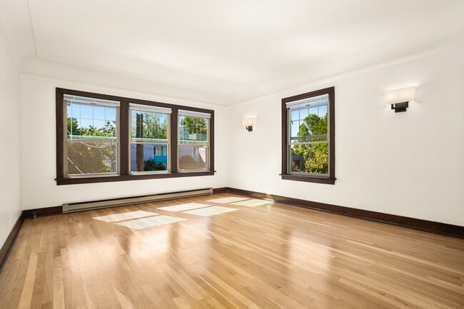 Building Photo - 6522 Phinney Ave N