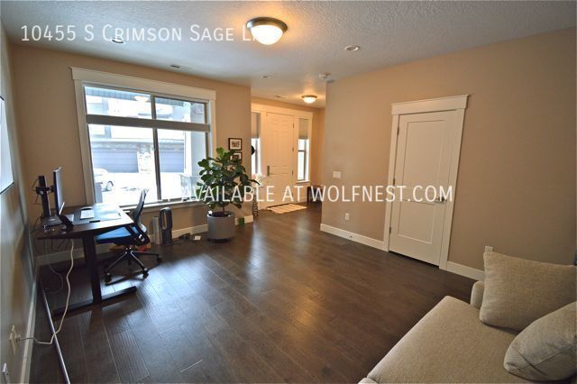 Building Photo - Stunning 4 Bedroom Sandy Townhome! No Depo...