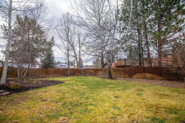 Foto del edificio - Fully Fenced Home with a 3 Car Garage