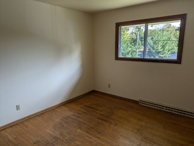 Building Photo - 2 Bedroom/1 Bath Apartment for rent!