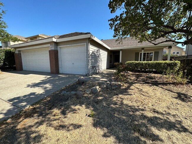Building Photo - Single story 3Br/2Bath with 3 car Garage A...