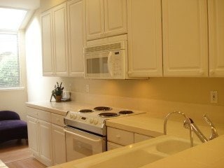 Building Photo - Gorgeous, Well-Maintained Two-Story Townhome Available Now!