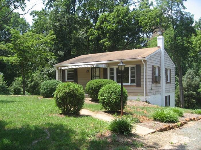 Primary Photo - 2 Bed / 1 Bath Single Family (Available 12...