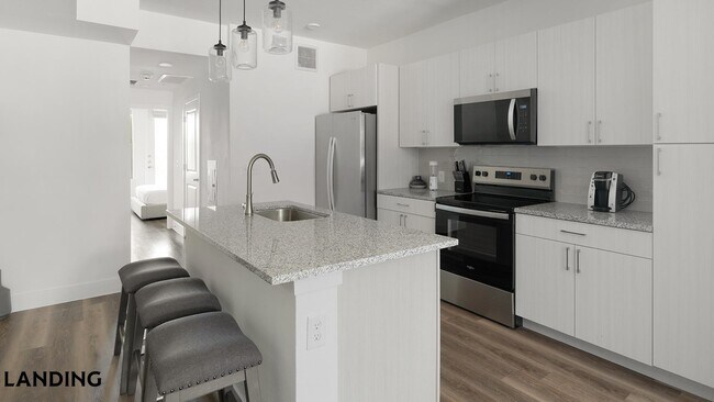 Foto del edificio - 6525 Ed Bluestein Blvd
