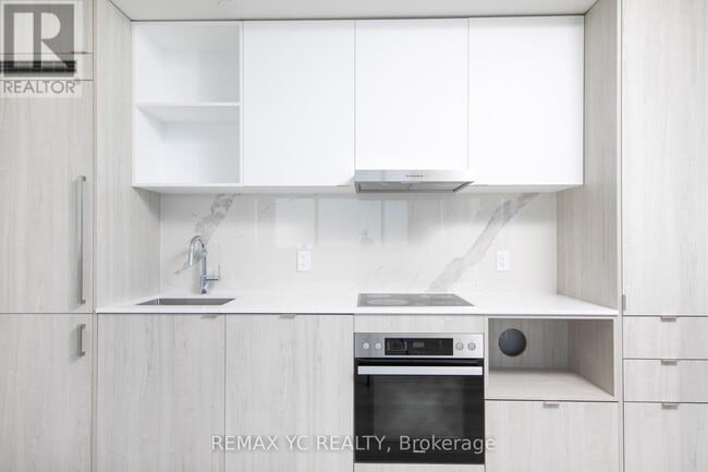 Building Photo - 138-6138 Downes St