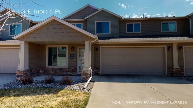 Building Photo - 2 Bed 2 Bath Townhouse with Attached Garage