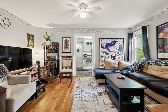 Foto del edificio - Charming 2BR + Office Home with Fenced Yards & Spacious Living – Available June 2026