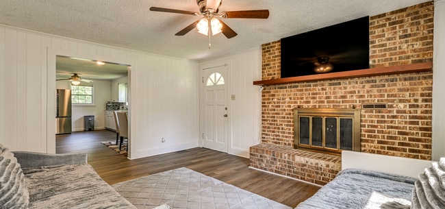 Foto del edificio - Room in House on Austin Dr