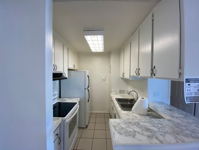 Foto del edificio - 18307 Burbank Blvd