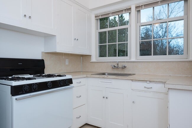 Building Photo - 5540 NE Sandycrest Terrace