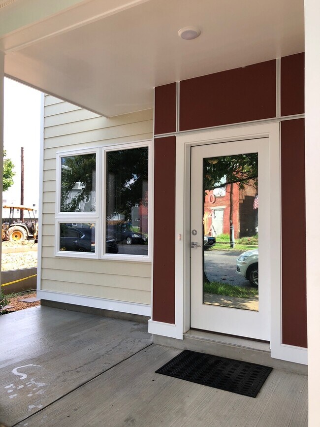 Building Photo - Stunning, Spacious 2 Bedroom First Floor U...
