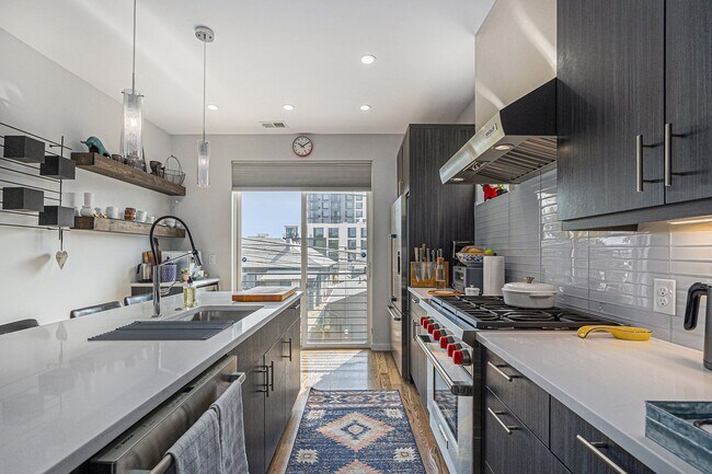 Building Photo - End unit 2bed/2.5 bath plus bonus office/r...