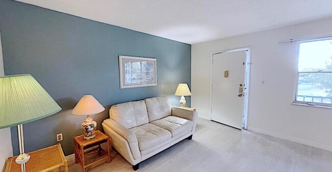 Building Photo - 1200 Colonnades Dr